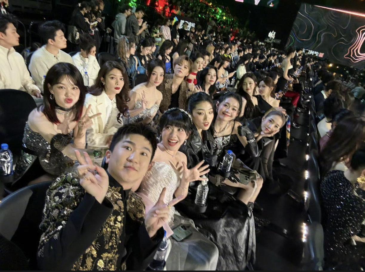 张大大火箭少女合照  今夕何年？火箭少女再聚舞台！张大大感慨分享，全员完整体回归
