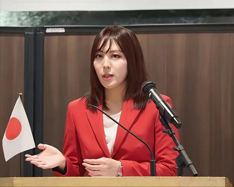 日本右翼桥本琴绘大放厥词，狂妄至极太可气！
 
嘿哟喂，日本右翼桥本琴绘这操作简