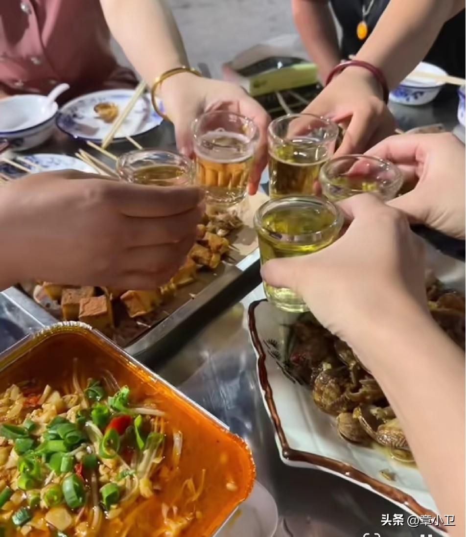 有人问：最近全国高温，都30多度，朋友去饭店喝酒，喝一宿，为什么摆在桌上的菜不会