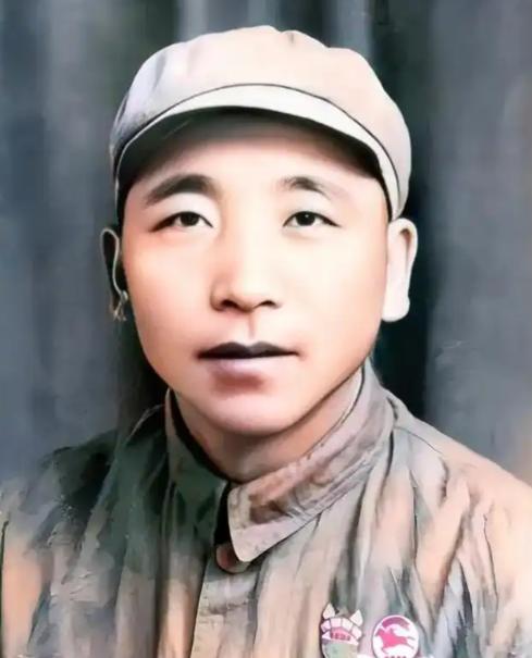 1936年，秦基伟在西北战场上被马家军俘虏。为了保命，他谎称自己是伙夫，试图蒙混