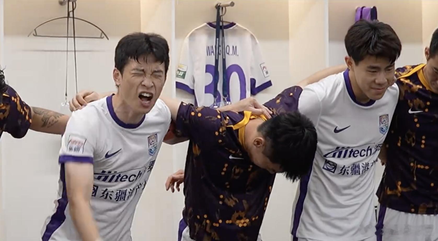 备份视频ing，但是突然看到顿哥热血沸腾的时候，谦哥是这个表情。当然，谦哥这孩子