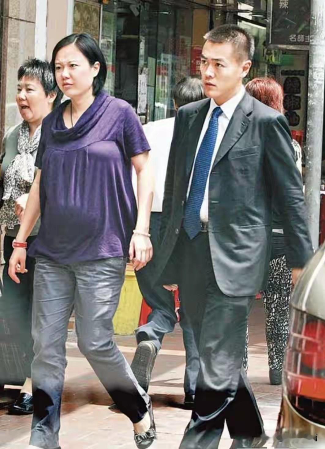 刘銮雄这个儿子跟他爹还真的是不一样。
他爹年轻时候追求的全部都是大美女大明星，而