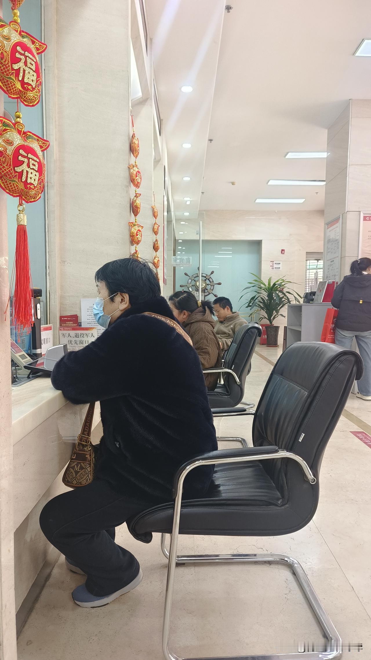 我在银行工作了近30年，今天就偷偷告诉你几个银行最不想让你知道的存钱小秘密。
