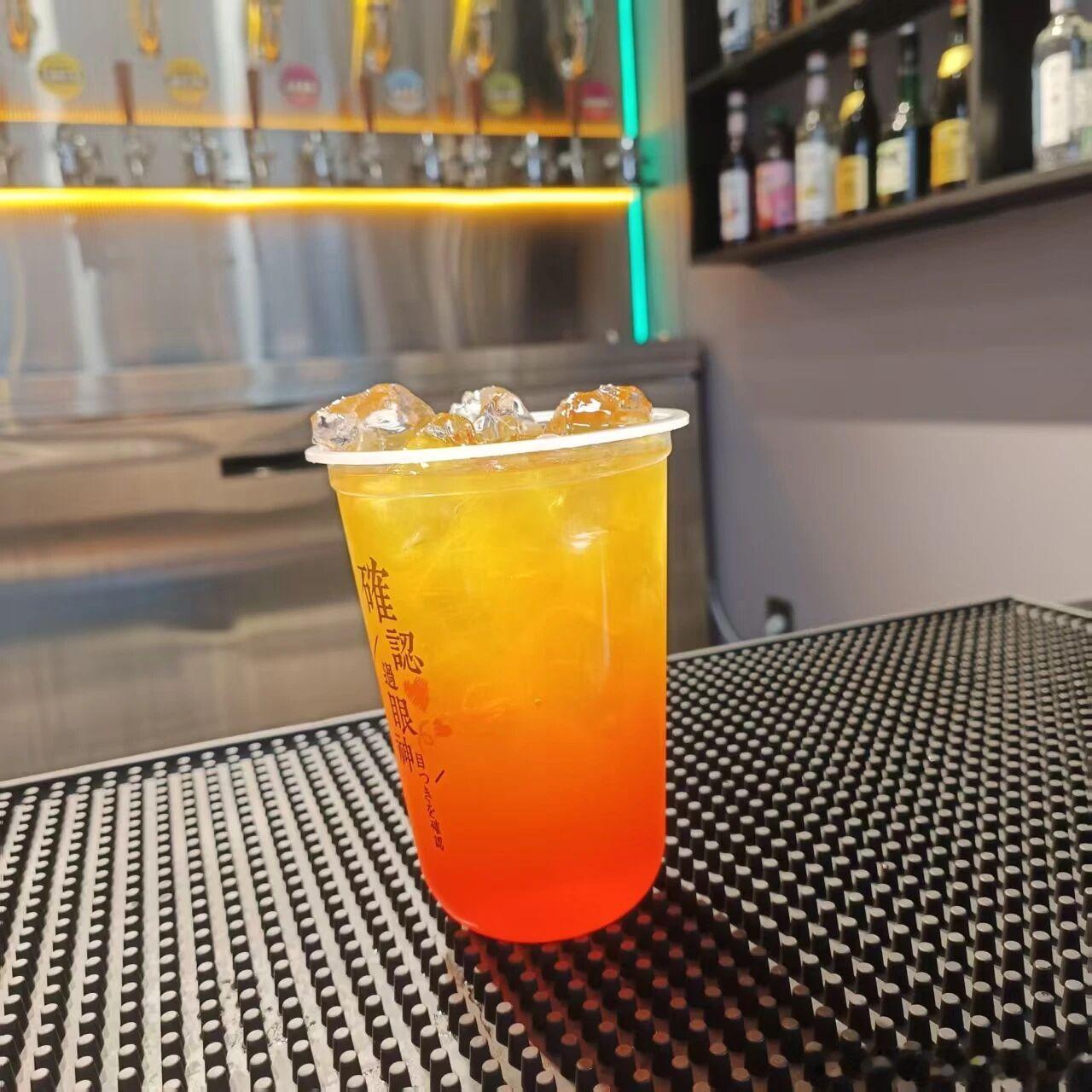 生活手记一壶烈酒揽尽山河风月，举杯可敬万里长风，落盏能叙半生坦荡。古往今来多少豪