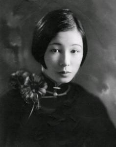 1943年，郭婉莹难产住院，可他的丈夫却在寡妇家过夜。出院后，郭婉莹梳洗打扮一番