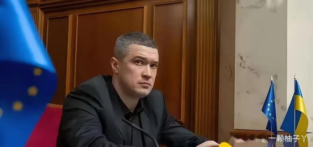 34岁的技术派大佬费奥多罗夫刚当上乌克兰防长，就在议会扔出两颗大炸弹。他直言乌军
