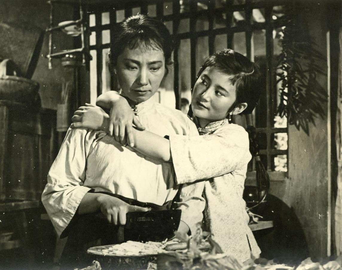 1961年电影《革命家庭》剧照。在1962年第一届大众电影百花奖上夏衍和水华凭借