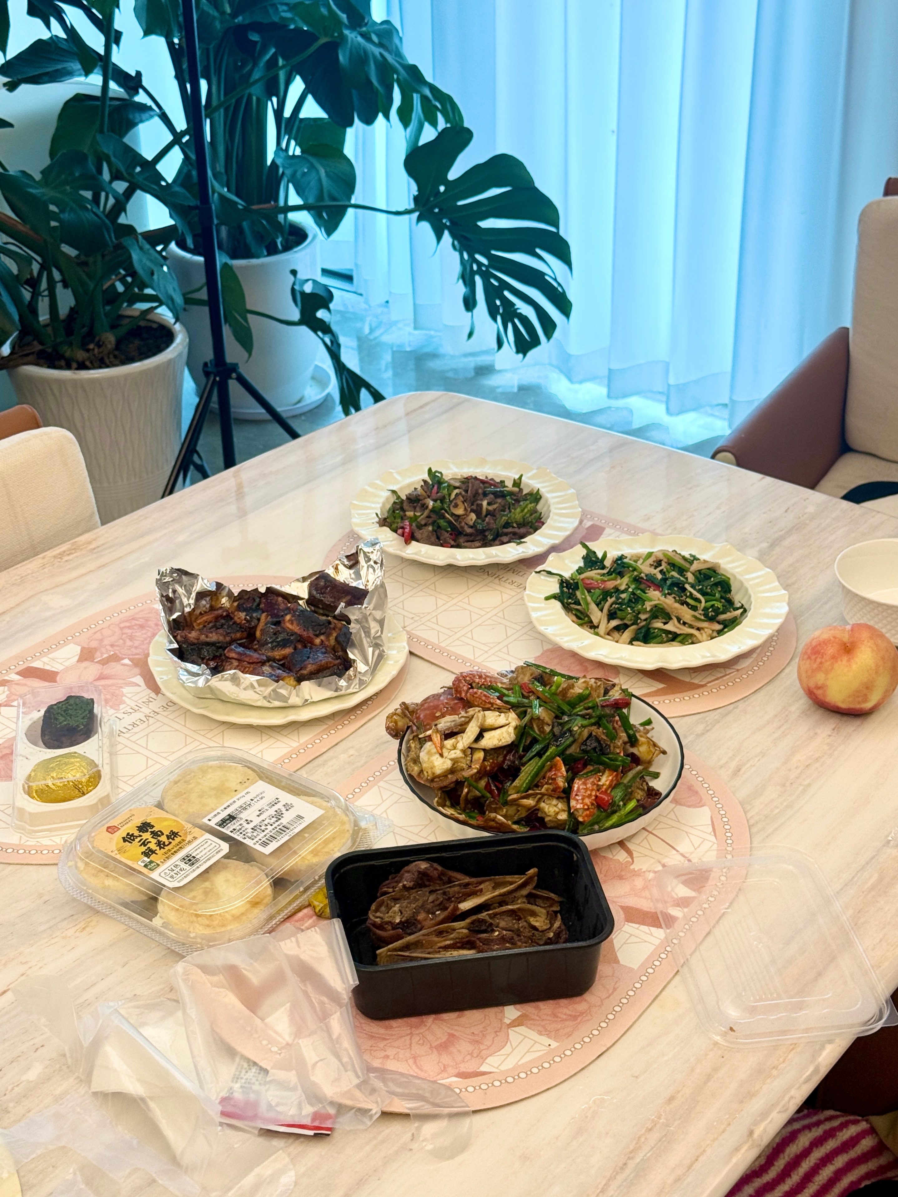 今天吃什么? 葱姜梭子蟹，烤鳗鱼，菠菜蟹柳，辣椒炒牛肉，干锅鸭头 