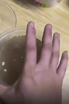 男子花1.99元拼到的整鸡鸡汤，当他打开盖时傻眼了。鸡确实是整鸡，但只够塞牙缝[