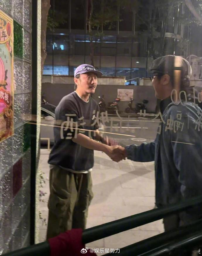 张兴朝像被送回家的走丢老人 张兴朝握手这个表情也太好笑了！像不像下棋输懵了、半夜