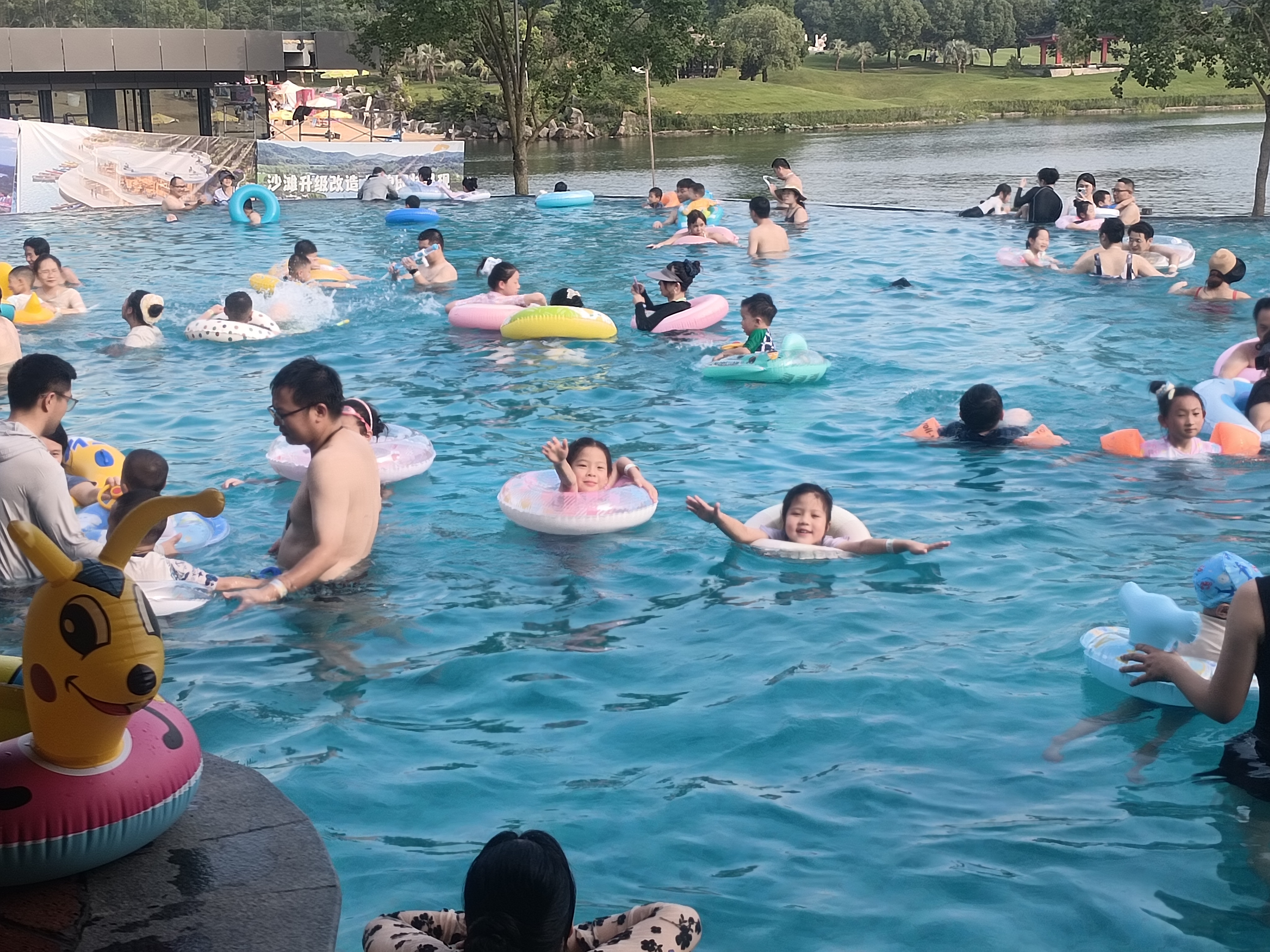 周六，与好闺蜜一起，来到南京银杏湖乐园，与两位妈妈，四人一起好嗨皮！哈哈哈哈哈哈