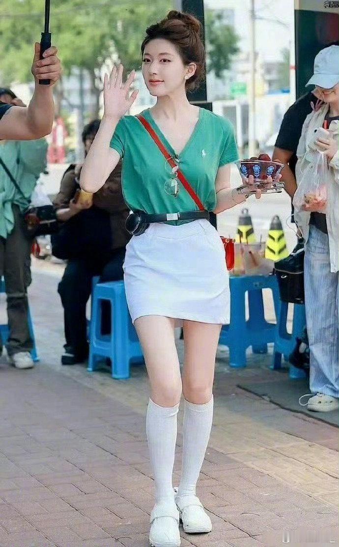 赵露思，耳机都可以当腰带了……女明星的腰都这么细吗  