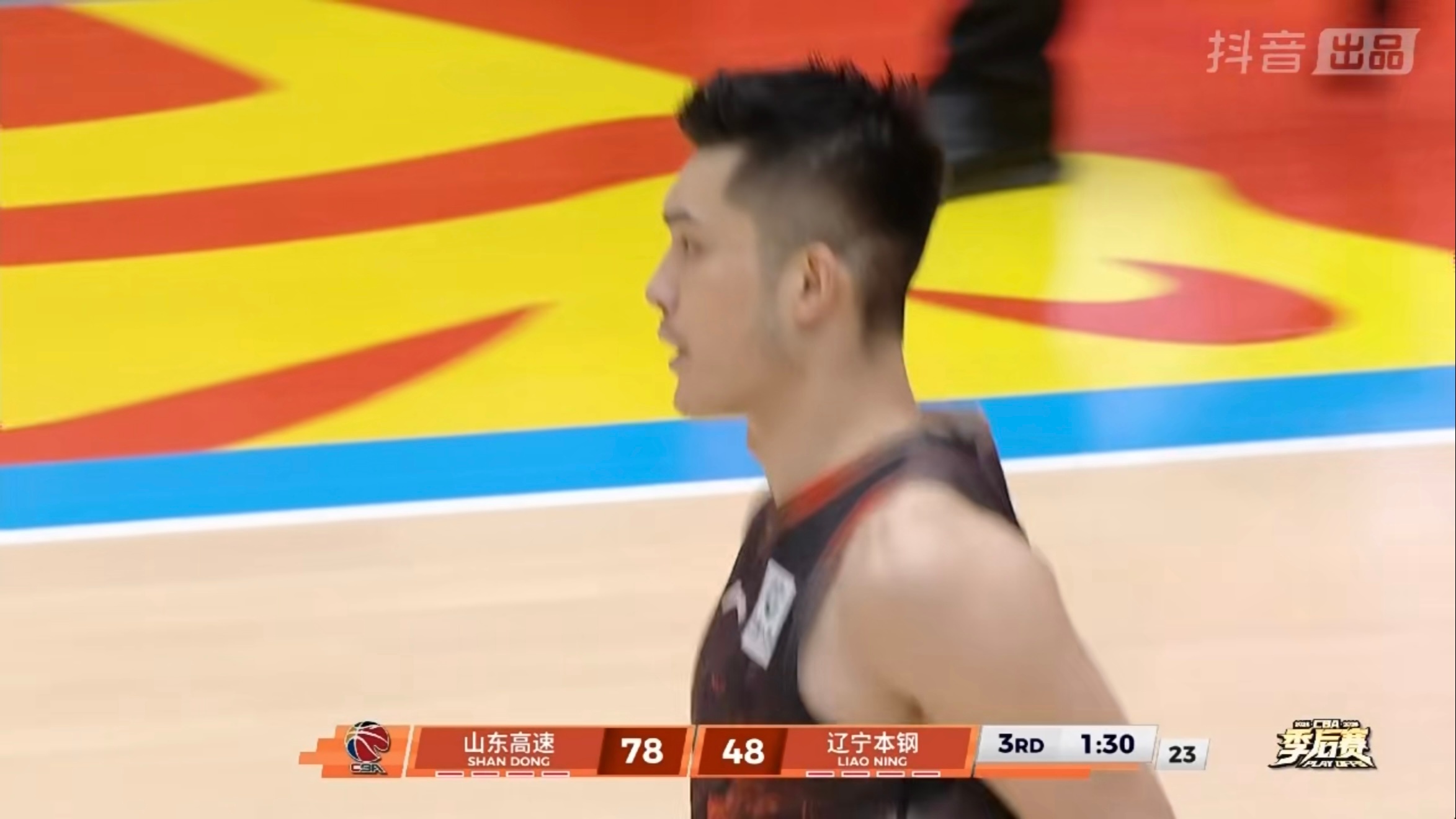 郭凯中距离投进，山东高速领先到30分 cba季后赛