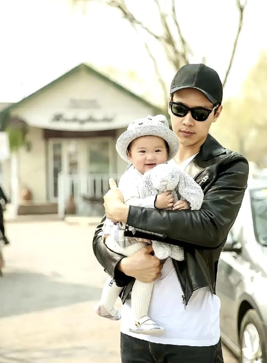 小酒窝，
如此精灵乖巧的软萌团子，
真是人见人爱，
花见花开。
好想轻轻捏一下，