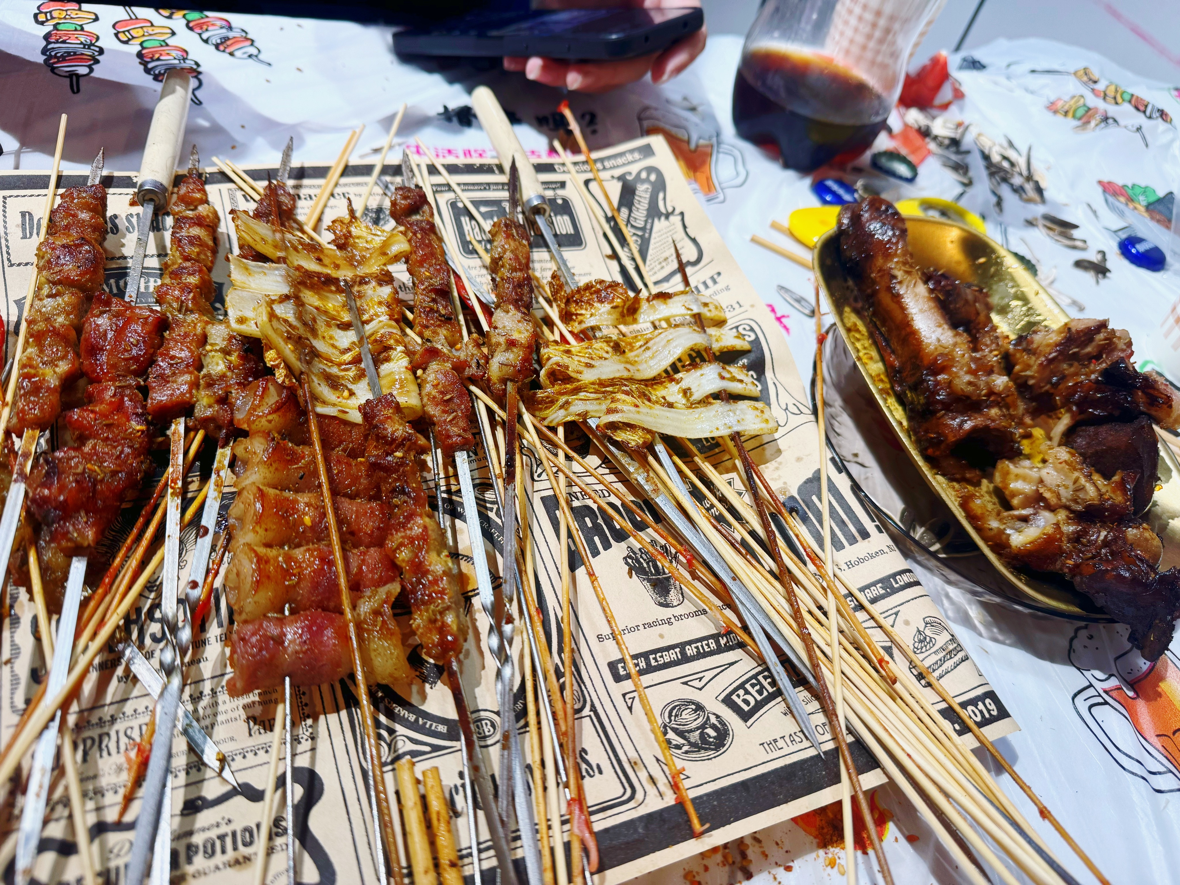 散步偶遇烧烤店，坐下来喝两杯🍻！ ​​​