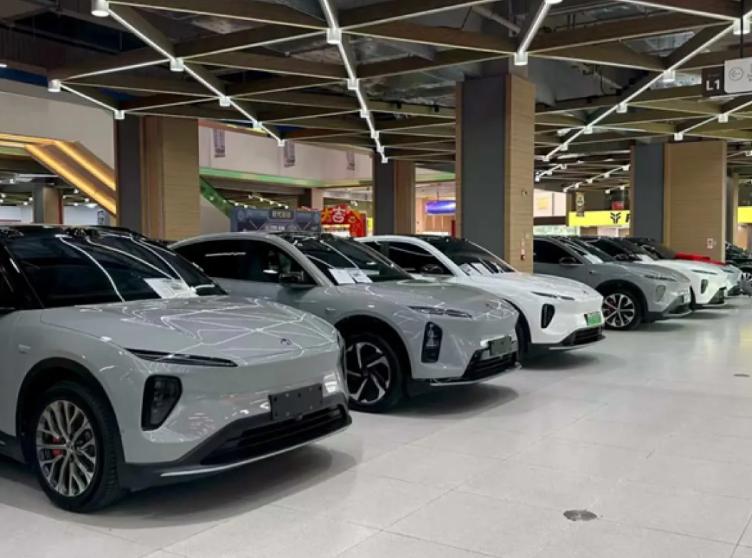 中国为啥要下血本猛攻新能源车？说句实在话，环保就是个幌子，石油也不过是个借口。咱