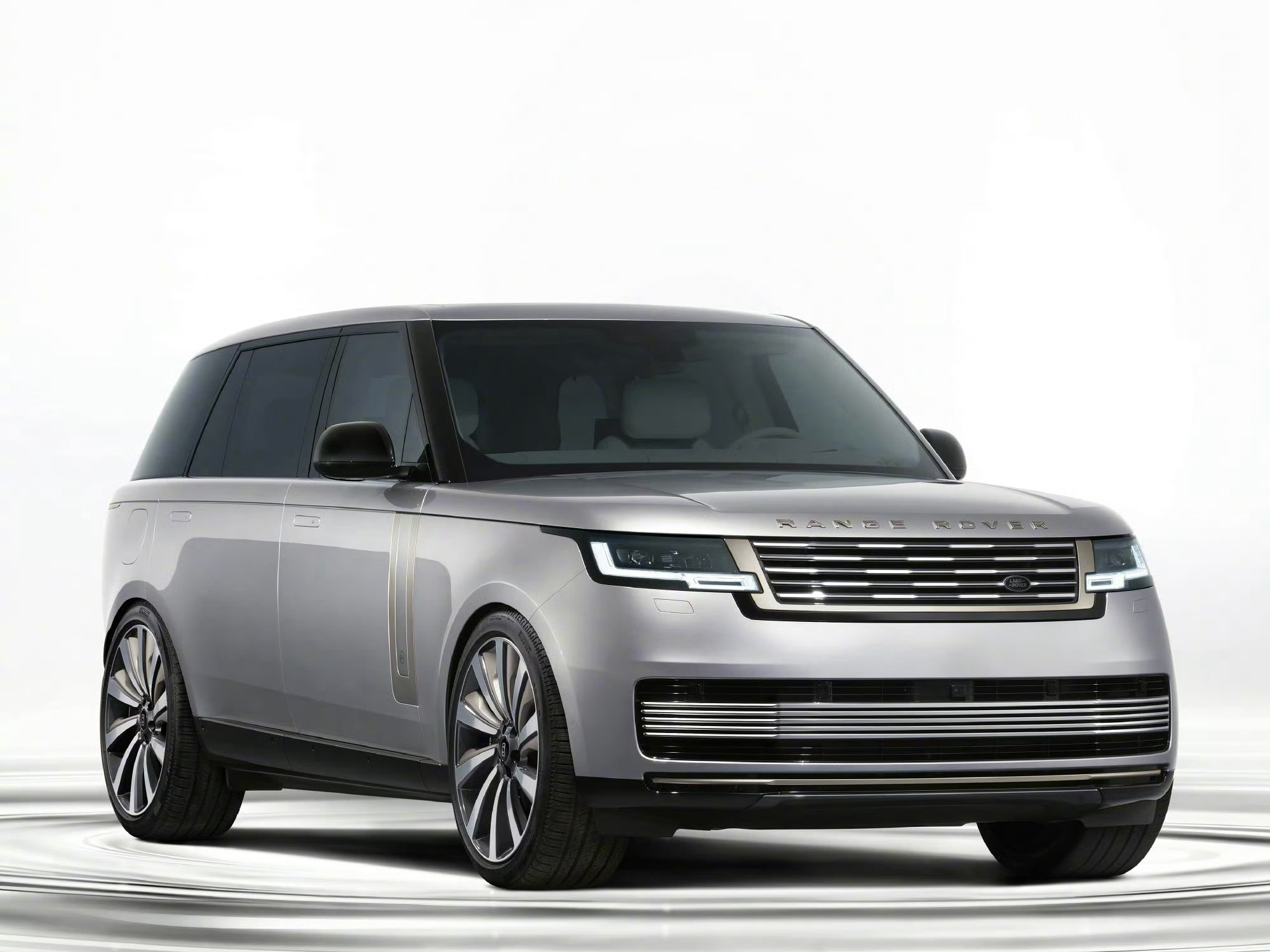 揽胜SV Ultra，路虎全新旗舰SUV。SV Ultra专属车漆泰坦银，漆面含