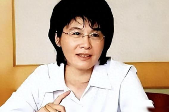 她是乔冠华的女儿，却在家中受尽委屈。母亲去世后父亲再婚，继母处处刁难，就连继母带