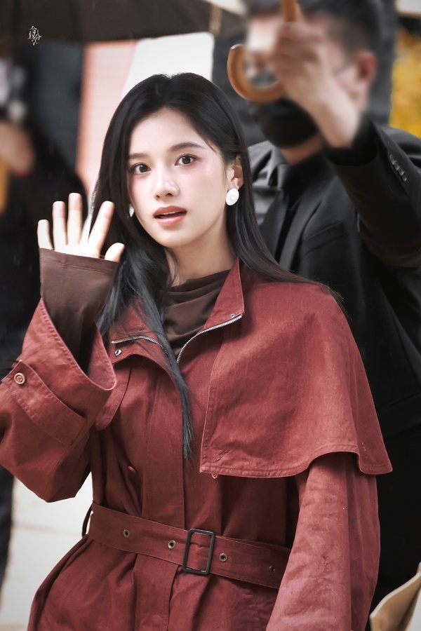 张婧仪今日线下活动，好权威的脸蛋，好适合风衣，黑长直美仪公主驾到