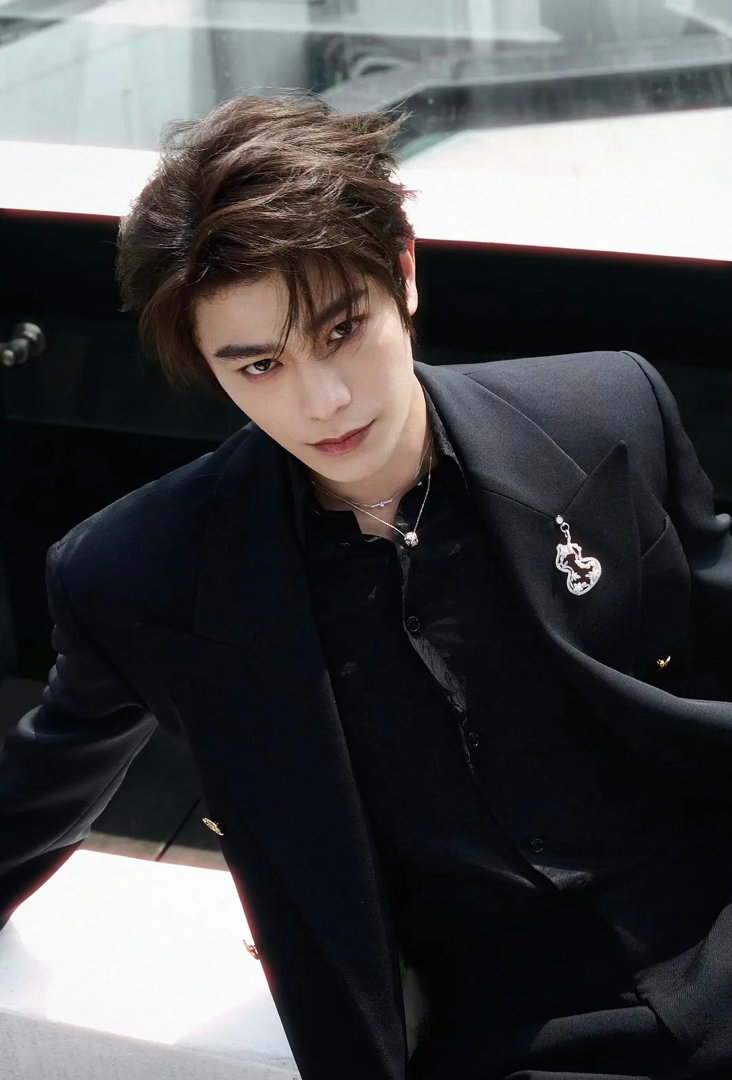 李昀锐和丁禹兮谁更适合黑色西装？ 