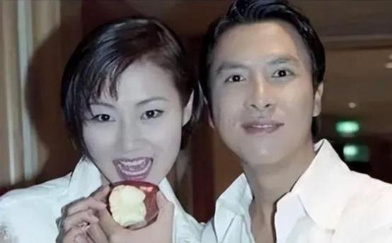 1994年，梁静慈和甄子丹离婚后没多久，发现自己怀孕了。她执意生下来，并且提出复