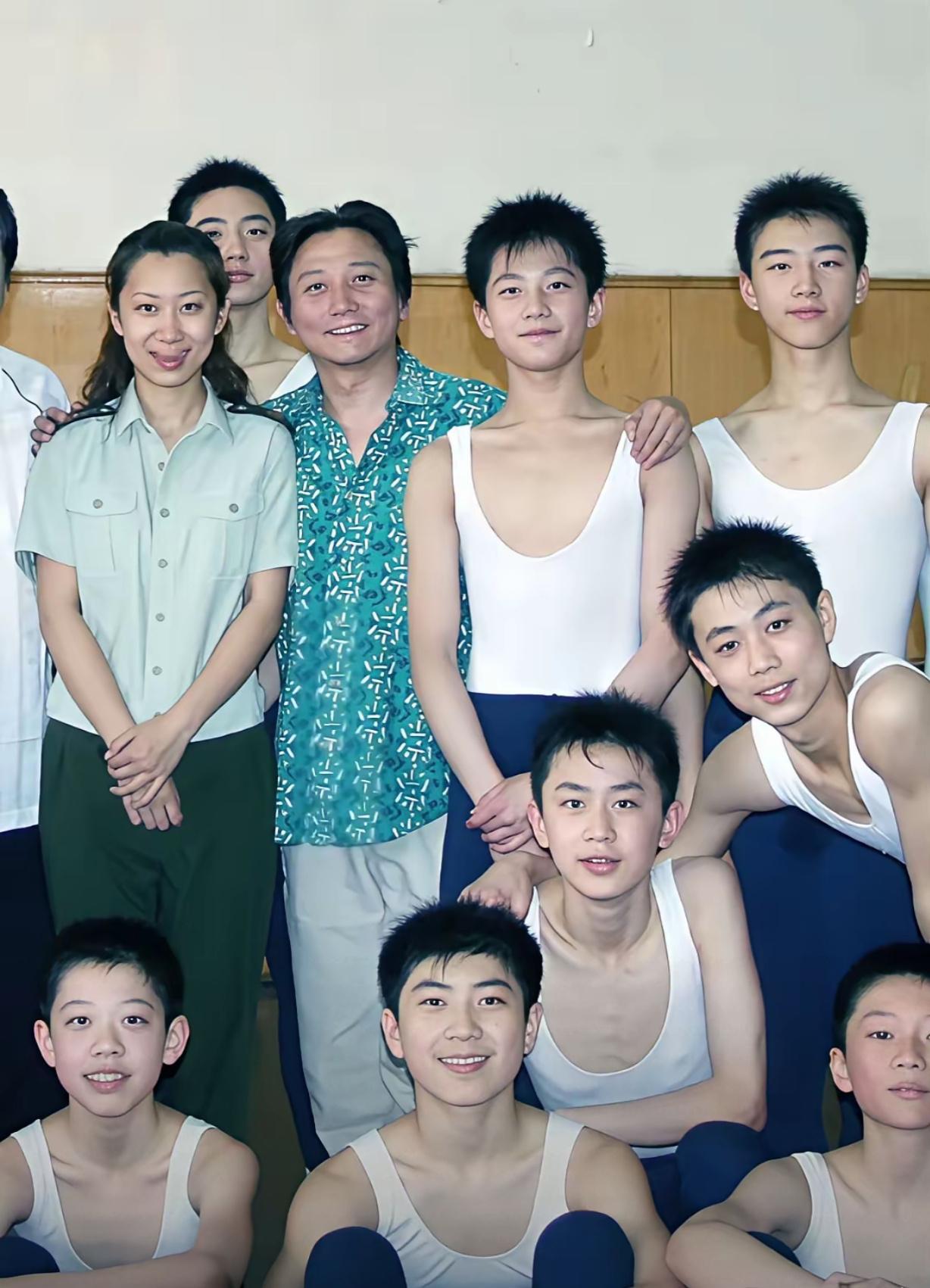 学生时期的杨洋，长得确实是眉目清秀，但是他旁边的同学长得也不赖 ​​​