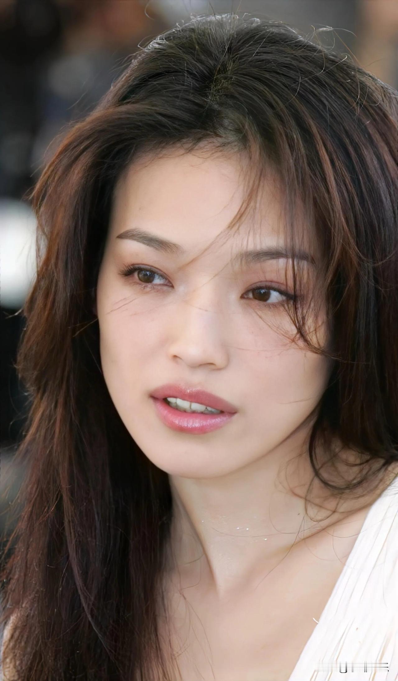 舒淇是那种第二眼美女，越看越招人喜爱。她的五官并非传统意义上的大美女类型，可辨识