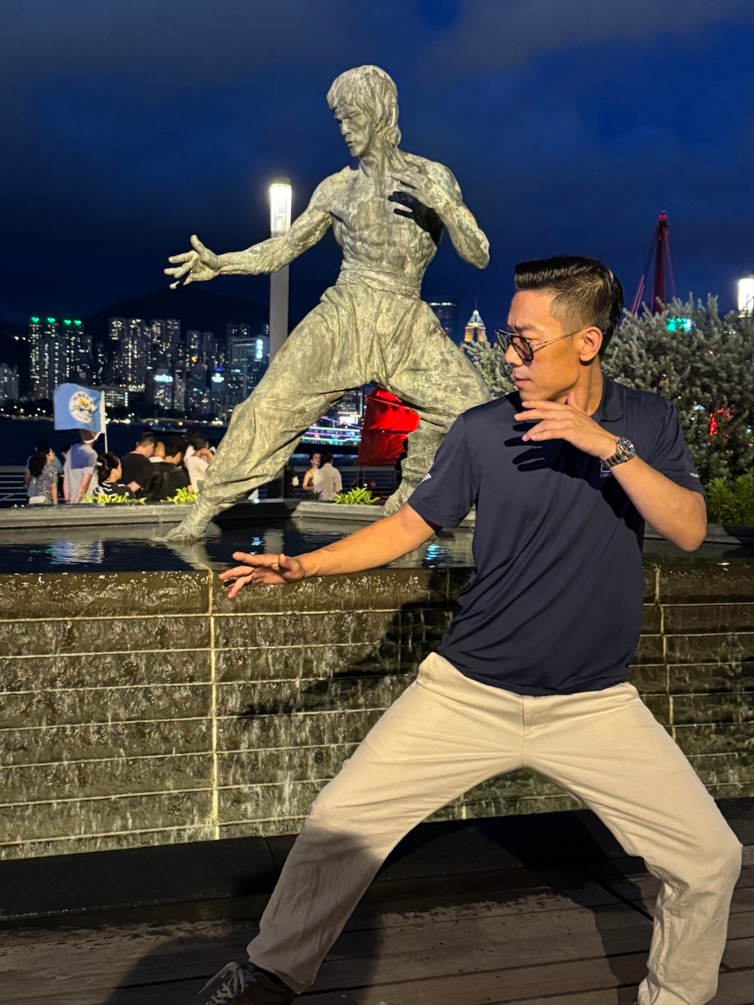 小李飞车 一堆老在香港星光大道李小龙雕像打卡，当我做出这个动作！老外都懵了！我很