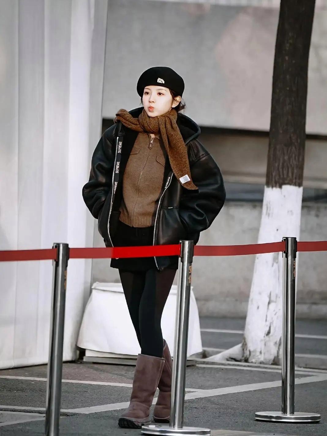 田曦薇以黑色皮衣造型亮相央视春晚彩排，甜酷混搭展现教科书级穿搭，松弛又精致的状态