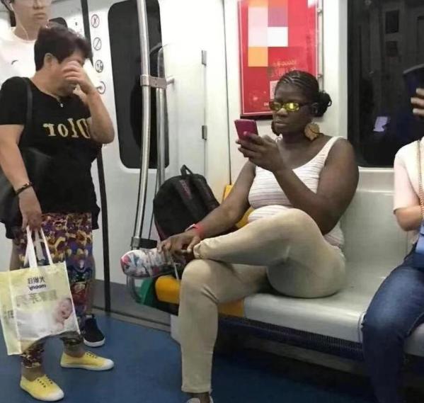 最近广州黑人又火了！


广州的黑人问题太简单

不是歧视不歧视。
也不是包容不