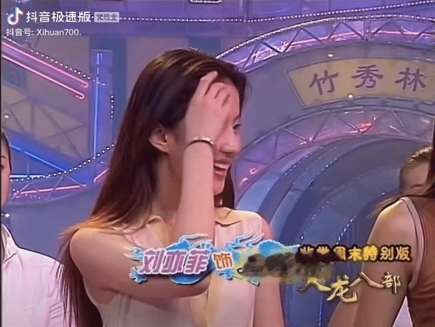 刘亦菲的少女时期真的让我相信了小说里十几岁的女孩子可以美得倾国倾城，她一点尴尬期