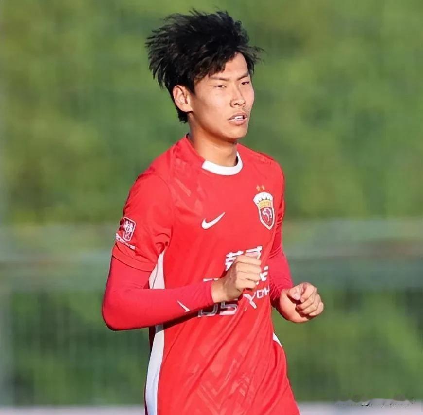 奶奶都能进的球，U23国脚李新翔化身业余球员忘穿射门靴，无人盯防情况下，本来可以