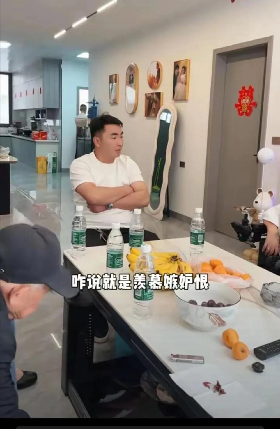喜梅的哥哥在劝说大双安慰大双时说：粉丝们骂你，那是因为他们对你是羡慕嫉妒恨。
听
