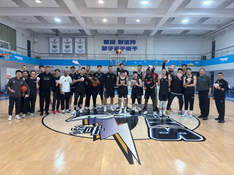 满屏百元大钞！孙亚辉晒北京男篮开工合影 翟晓川给球队发红包