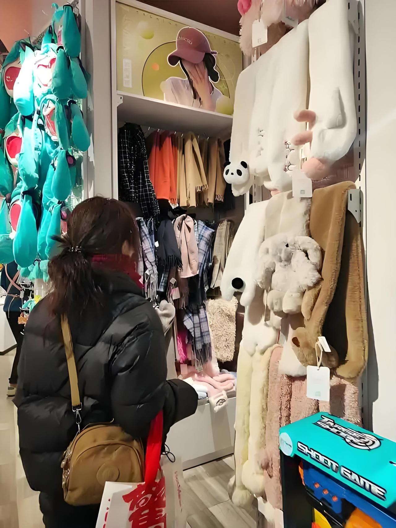 以前不懂，为啥长辈过年，总舍不得给自己买件新衣服。
现在自己还没到四十，给娃的新