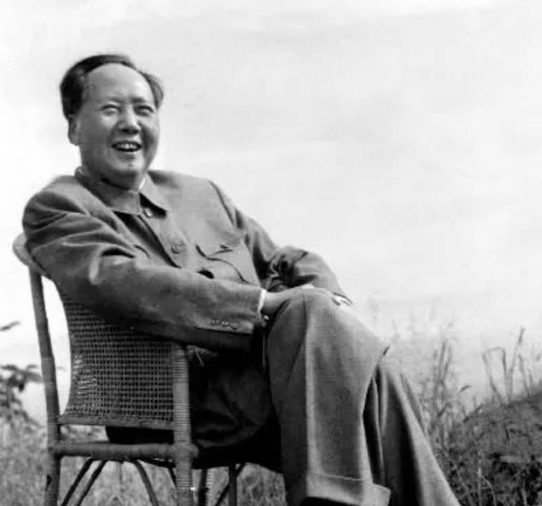 1936年，毛主席在紧张会议间歇，忽然望向邓华的口袋，“你的白金龙还有没有？”一