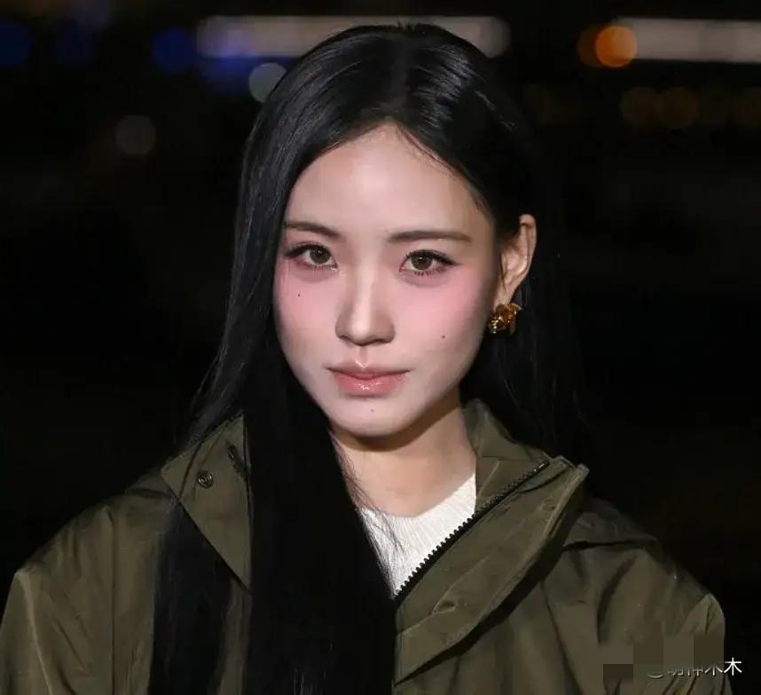 明星蹭热度真的不社死不尴尬吗？
在这明星最近也是扎堆时装周。
这群明星中竟然小S