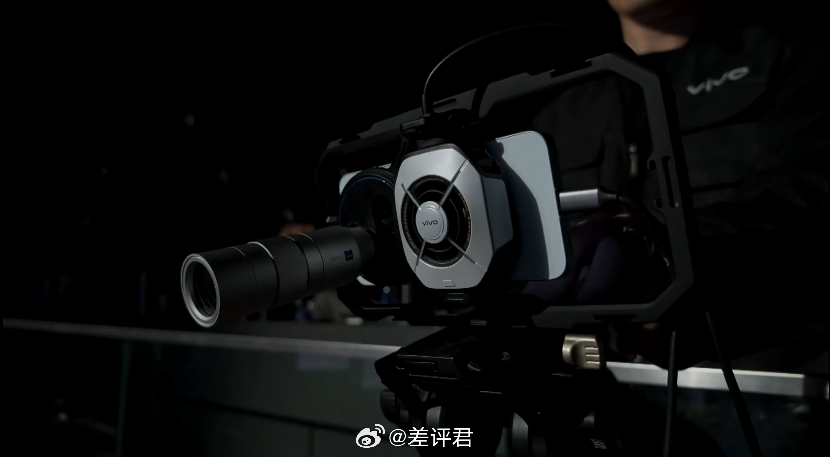 #差评说数码#  蓝厂直接在直播机位里放了几台 vivo X300 Pro，这视
