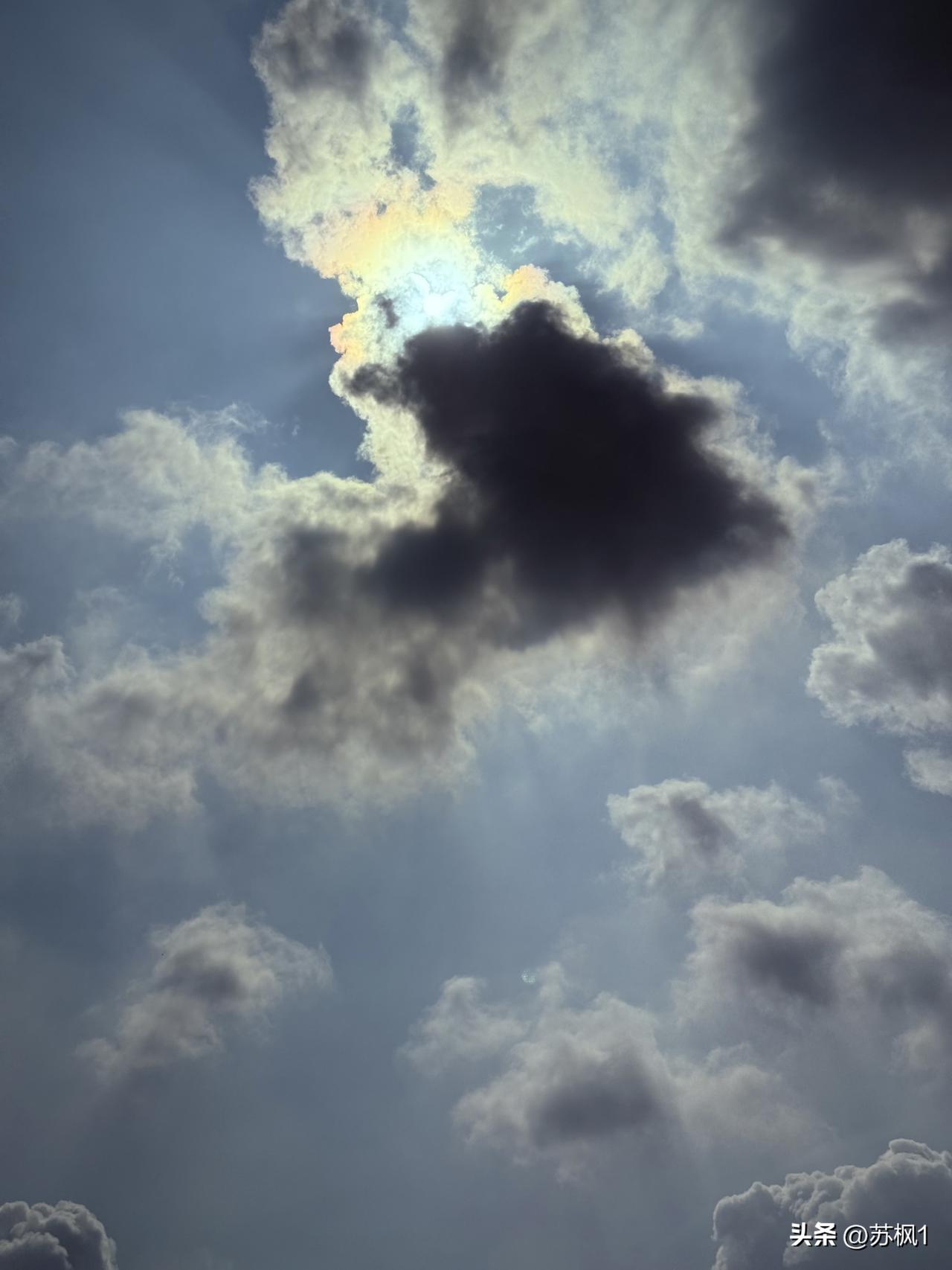 可以分享一张你拍的天空美照吗抬头的一瞬间，天狗吃掉了太阳