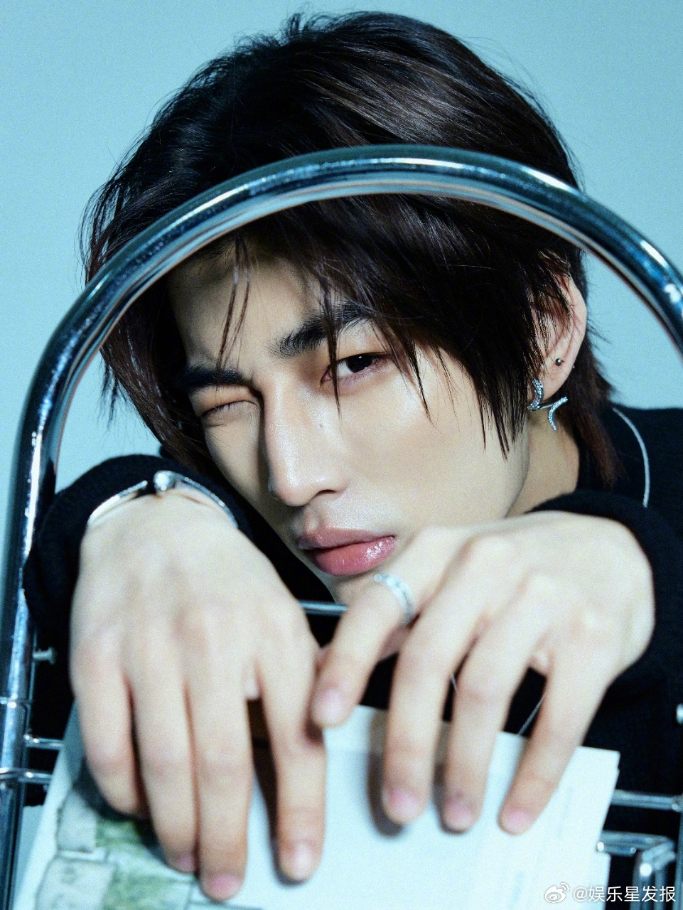 林秋楠 轻点帅救命！这组图直接帅到失语！黑毛衣衬得皮肤更白，戒指和耳饰的细节拉满