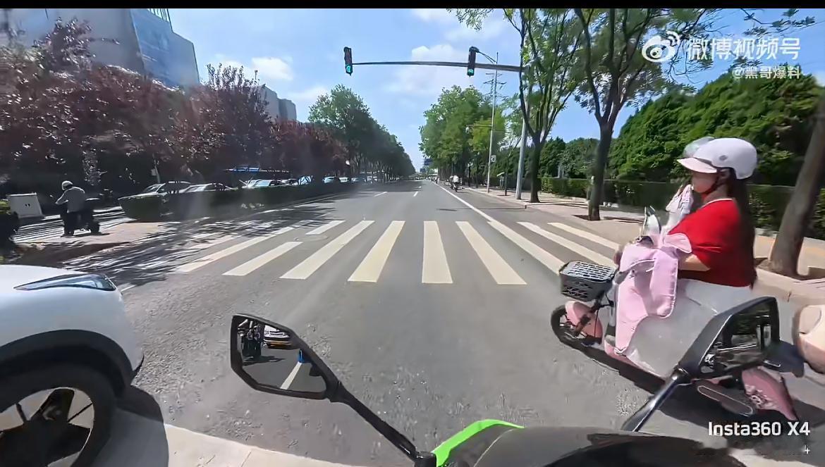 红衣小仙女骑小电驴闯红灯被小车撞飞，她以为马路是她家开的客厅，小仙女这样的骑车方