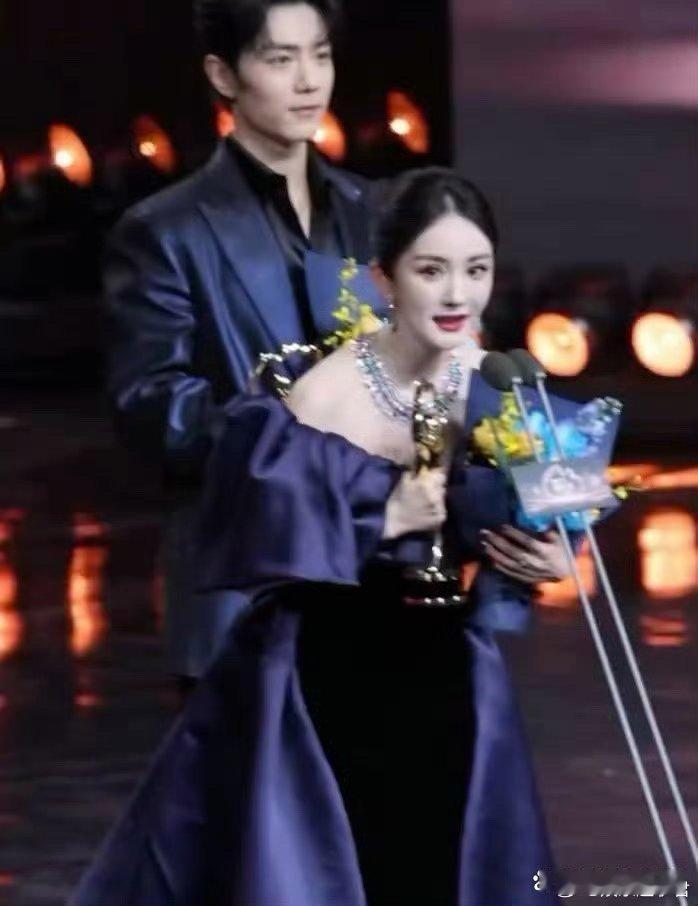 沈腾冲上去扶杨幂杨幂发表完获奖感言刚要下台，沈腾冲上去扶杨幂！这次没有晾着了，这