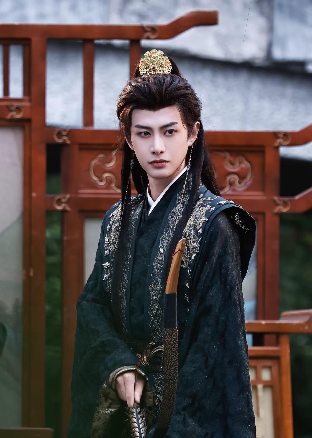 很奇怪，
很多短剧男演员，要么古装出彩，要么现代装出彩，真正两者都突出的真的少之