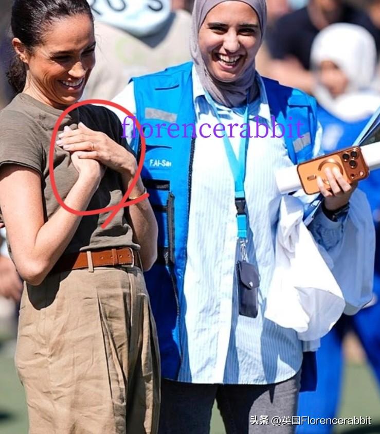 模仿人道主义者的梅根来了！
“我把所有贵重的珠宝都留在家里了，只戴了结婚戒指和T