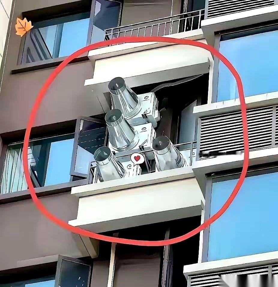 出差回来，推开窗想透口气，好家伙，对面墙上直接给我架了四门“意大利炮”！
手机放