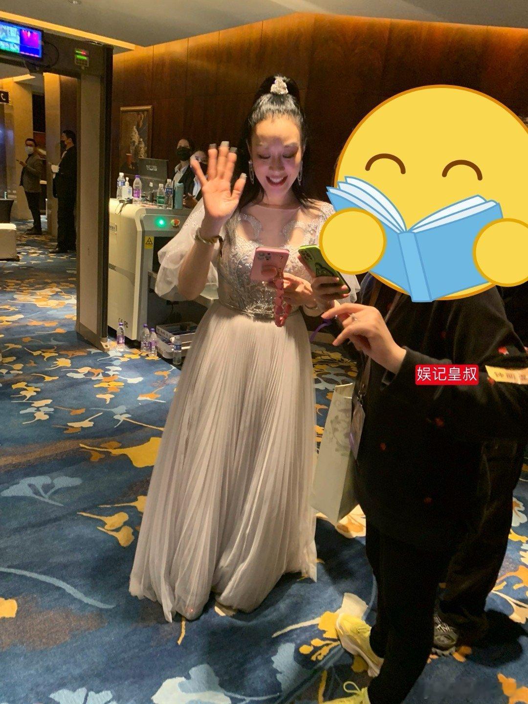 #周也黑脸# 有些女艺人真装，学学钟丽缇老师吧！我镜头一直追着她，她都没有打我手
