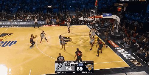 纽约从落后11分到赢11分拿下杯赛冠军，靠的是第四节无畏的拼抢篮板球，这一节他们