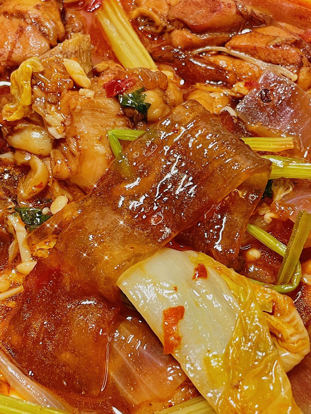 秒杀外卖的鸡公煲做法，肉嫩味足嘎嘎好吃
这个家庭版的鸡公煲真的巨巨巨好吃，肉嫩到