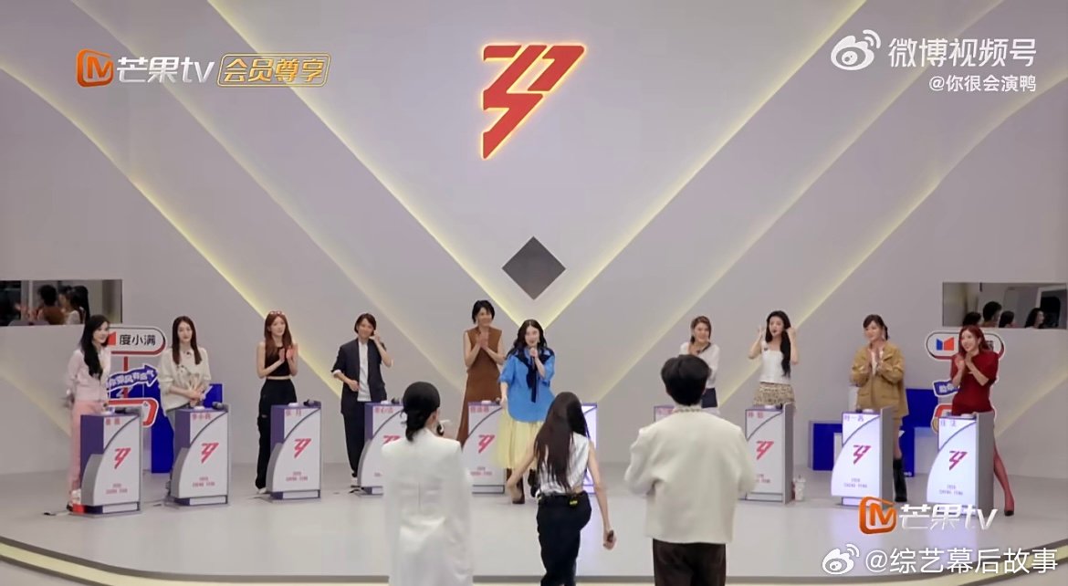 张艺上我是谁我在哪我该选谁突如其来的多人争抢，让张艺上又惊喜又慌乱，站在原地纠结