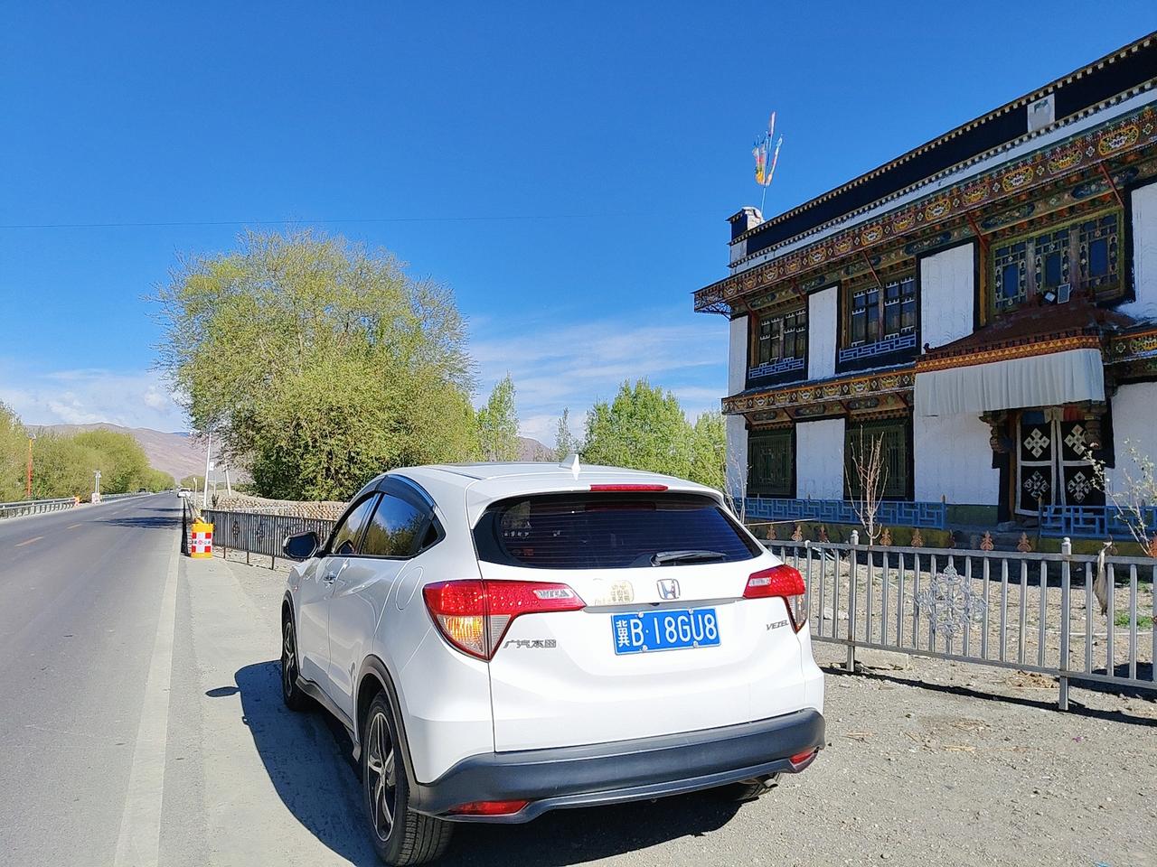 在江孜县城吃了顿藏餐，一碗7块钱的藏面、一个鸡蛋，喝了四杯甜茶，全程也没怎么动。